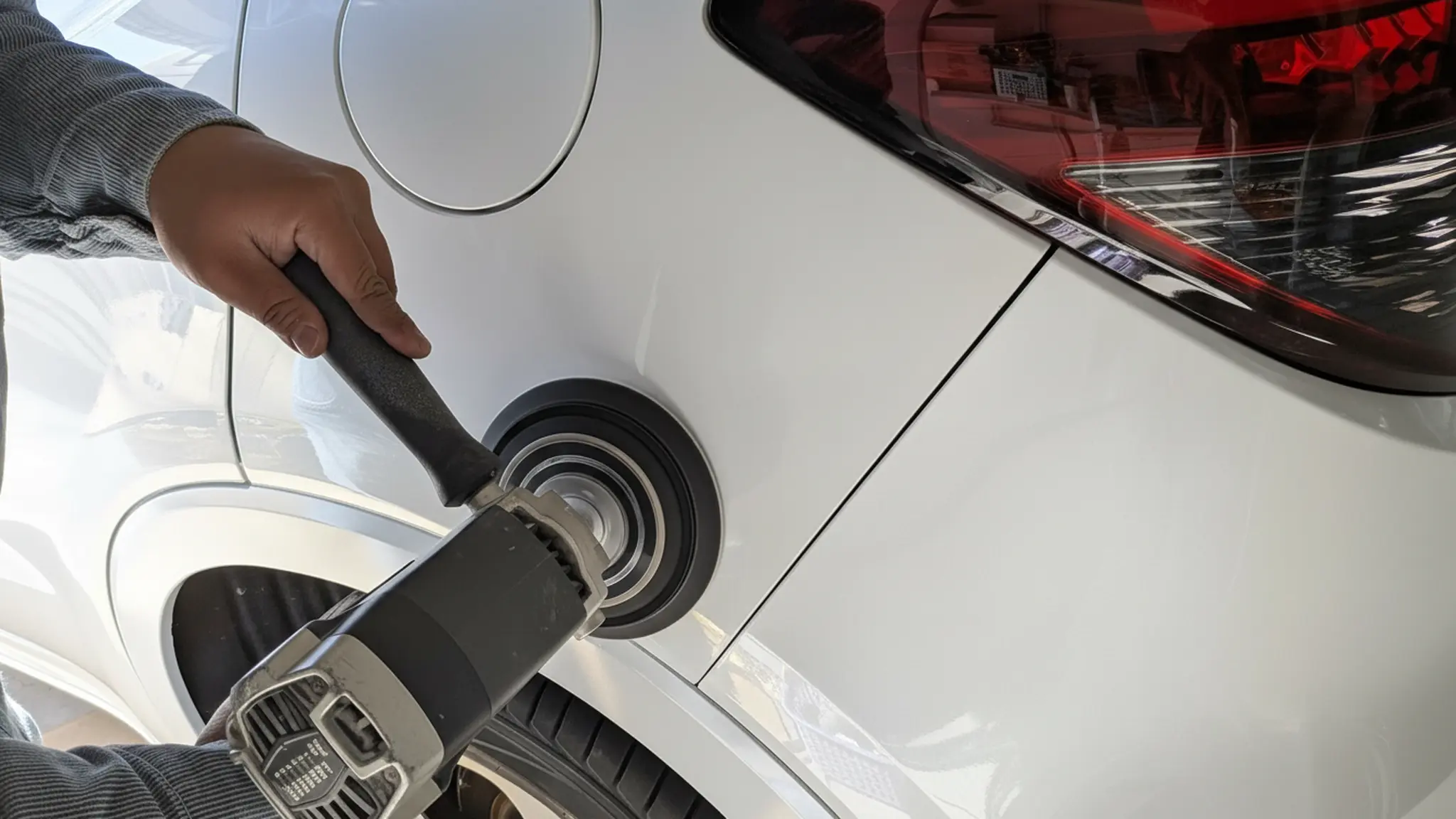 板金塗装の仕上げの研磨作業